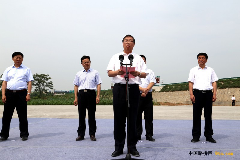 圖為中國鐵建總裁莊尚標(biāo)在合銅、吳華高速公路項(xiàng)目開工儀式發(fā)表重要講話